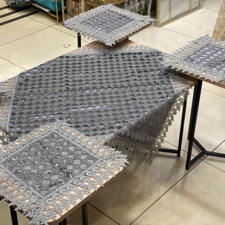 شرشف طاولة وسط + 4 وجه اسكمله مخرم معين مع ستان شرشف طاولة وسط + 4 وجه اسكمله مخرم معين مع ستان