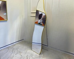 ستاند مراه مع اطار بلاستيك ذهبي شكل موج مقاس 50 × 157 سم