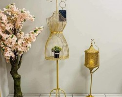 ملكان ذهبي مع شماعة شكل عروس