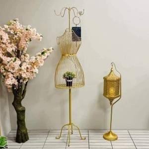 ملكان ذهبي مع شماعة شكل عروس