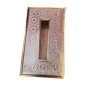 علبة محارم مستطيل فضي مورد لون ذهبي نافر واطراف ذهبي اكريليك