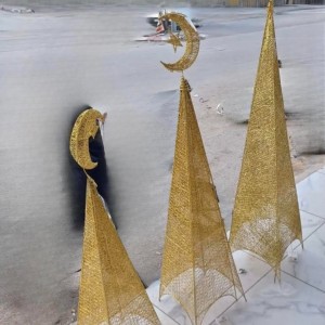برج ذهبي مع هلال وسط  زينة رمضان