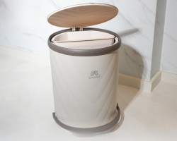 سلة مهملات رمدور غطاء محزز ودعسة كبيرة مدورة ملون