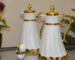 طقم قطعتين دلة ثيرموس قهوة شكل عروسة سادة غطاء رمح و يد تصف قلب و قاعدة ذهبي HL-908  ثيرموس قهوة