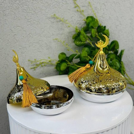 مضيفة تقديم تمر - كاندي ذهبي / بيج مع غطاء شكل هلال مذهب مضيفة تقديم تمر - كاندي ذهبي / بيج مع غطاء شكل هلال مذهب