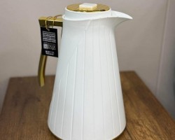 دلة ثيرموس قهوة ابيض مذهب كاروهات عمودية مع مثلث في الخلف كبسة مستطيل في الأعلى تيرموس قهوة 1 لتر I82407-1.0-L-LA