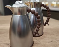 طقم ثيرموس قهوه ٧٠٠ مل + ١ لتر  اوفوايت / اسود سادة يد مسبحه وقاعدة اسود / مذهب