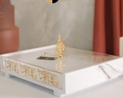 مضيفة خشب مستطيل ابيض مع وعاء وغطاء اكريليك وحمالة ذهبية سادة