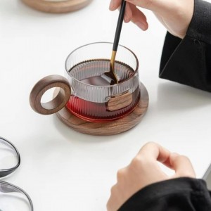 ماج زجاج شفاف محزز مع يد و صحن خشب