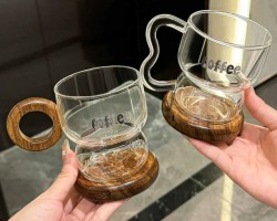 ماج زجاج شفاف بخصر معيد وصحن خشبي