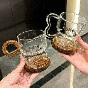 ماج زجاج شفاف بخصر معيد وصحن خشبي