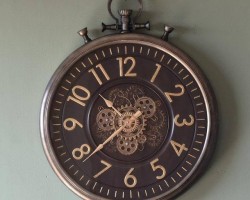 ساعة حائط بلاستيك مدور 60سم مسننات مع ارقام بني مع حمالة تاج