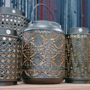 شمعدان اسود ذهبي جيكار 16 سم × 21 سم