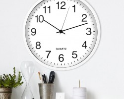 ساعة حائط ابيض دائرية مع ارقام انجليزية كبيرة اسود 50 سم