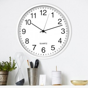 ساعة حائط ابيض دائرية مع ارقام انجليزية كبيرة اسود 50 سم