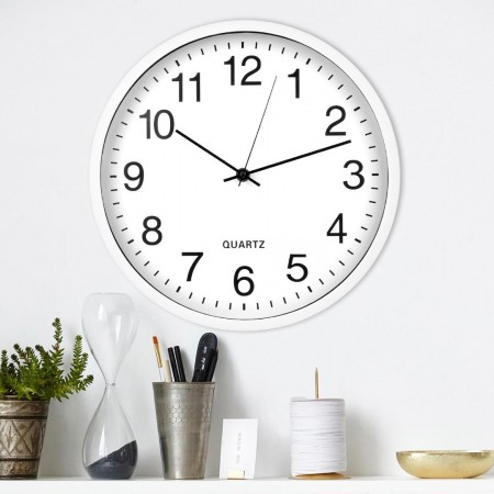 ساعة حائط ابيض دائرية مع ارقام انجليزية كبيرة اسود 50 سم