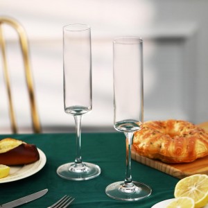 كاسة زجاج رفيع شفاف / محزز برجل ترند