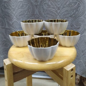 طقم صحون مكسرات 6 قطع بورسلان كريمي محزز شككل وردة وجه ذهبي لميع JC244-5