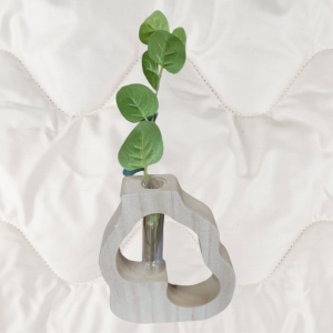 مزهرية خشب محفور مع وردة