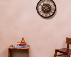 ساعة حائط مدور 50 سم مخرم ذهبي اطار بلاستيك لون اسود