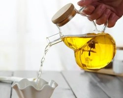 ابريق زيت زجاج دائرتين فوق بعض ويد مع غطاء خشبي