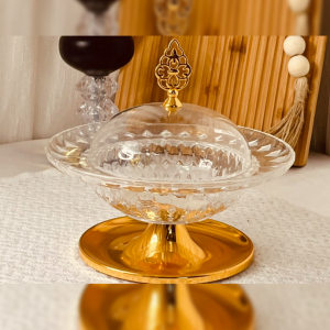 علبة نفضيل كاندي كعك تمرية زجاج مع رجل مذهب وغطاء اكريليك