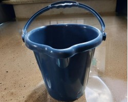 سطل / دلو ماء بلاستيك 12 لتر يد بلاستيك مع شفة MERWY