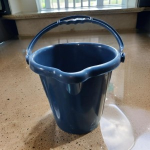 سطل - دلو ماء بلاستيك 10 لتر بيد بلاستيك مع شفة