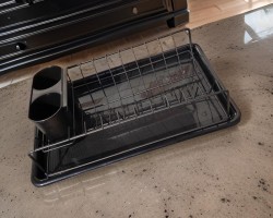 مشك صحون اسود كبير معدن طبقة واحدة مع صحن بلاستيك و حمالة معالق وسكاكين