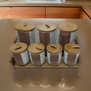 طقم سكريات بهارات بورسلان ابيض منقط سكني محزز طولي مع ستاند بامبو 7 قطع