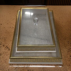 طقم مضايف بيوتر ذهبي مع غطاء شفاف منقش