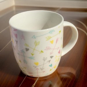 ماج بورسلان ابيض مرسم اسهم قلوب ملون AC541-15 