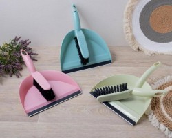 مجرود بلاستيك مع مكنسة صغيرة