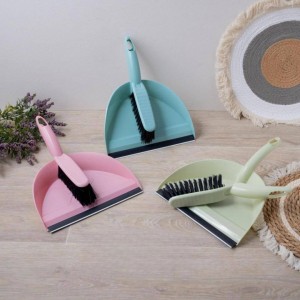 مجرود بلاستيك مع مكنسة صغيرة