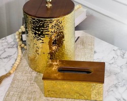 طقم سلة مهملات مع علبة محارم تنك ذهبي و غطاء خشبي