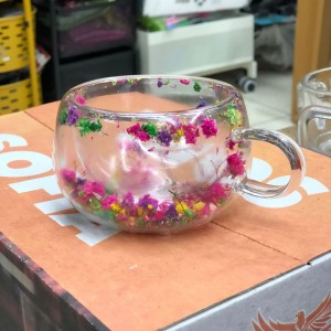 كاسة ماغ دبل جلاس مع ورد مجفف ملون وسط كاسة ماغ دبل جلاس مع ورد مجفف ملون وسط