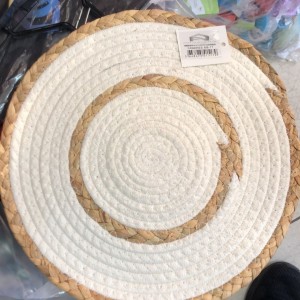 كوستر خيش مجدول مع لباد ابيض شكل مدور قطر 30 سم  