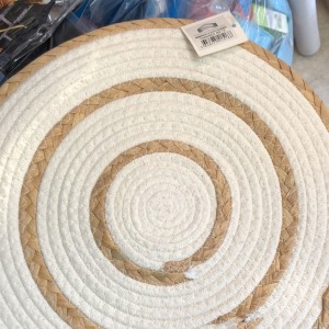 كوستر خيش مجدول مع لباد ابيض شكل مدور قطر 36 سم  