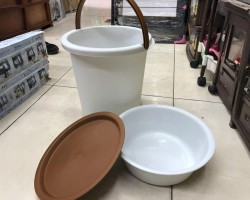 سطل / دلو ماء بلاستيك 15لتر يد بلاستيك مع لجن بغطاء كبير