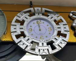 ساعة حائط بلاستيك مدور  45 سم مخرم ذهبي/فضي اطار