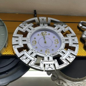 ساعة حائط بلاستيك مدور  45 سم مخرم ذهبي/فضي اطار