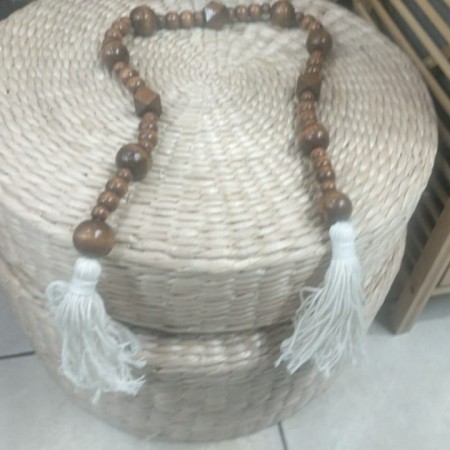 مسبحه خشب ديكور 80 سم مع شراشيب من الاطراف بني وبيج