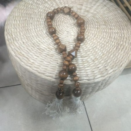 مسبحه خشب ديكور 80 سم مع شراشيب من الاطراف بني وبيج