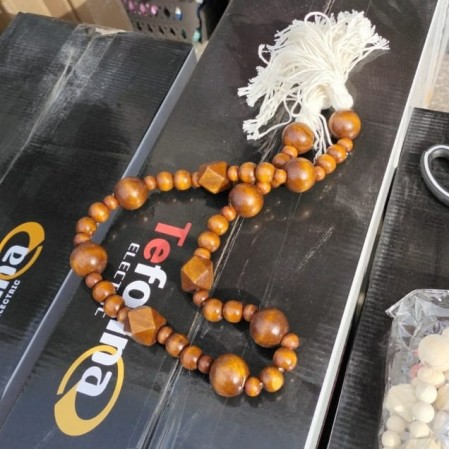 مسبحه خشب ديكور 80 سم مع شراشيب من الاطراف بني وبيج