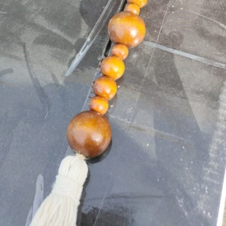 مسبحه خشب ديكور 80 سم مع شراشيب من الاطراف بني وبيج