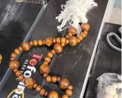 مسبحه خشب ديكور 80 سم مع شراشيب من الاطراف بني وبيج مسبحه خشب ديكور 80 سم مع شراشيب من الاطراف بني وبيج