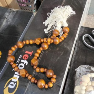 مسبحه خشب ديكور 80 سم مع شراشيب من الاطراف بني وبيج