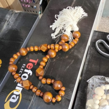 مسبحه خشب ديكور 80 سم مع شراشيب من الاطراف بني وبيج