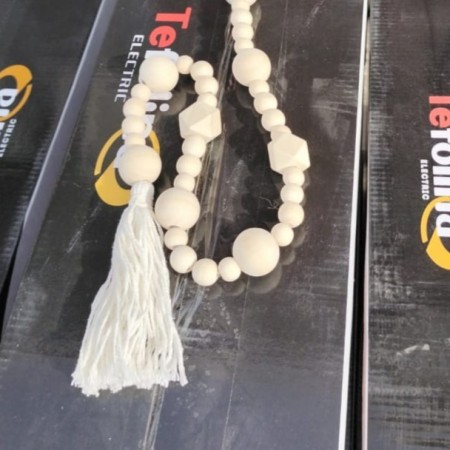 مسبحه خشب ديكور 80 سم مع شراشيب من الاطراف بني وبيج