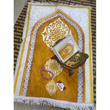 طقم سجادة صلاة مبطن مع قران ومسحبة واذكار بكج طقم سجادة صلاة مبطن مع قران ومسحبة واذكار بكج